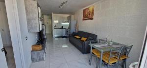 un salon avec un canapé et une table dans l'établissement sweet dreams, à Costa del Silencio