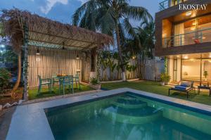 Ekostay Gold- Salt Water Villa I Sea View I 200 meters from Beach في كاندوليم: حديقة خلفية مع حمام سباحة ومنزل