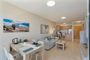 una sala de estar con un sofá y una mesa en Maresía, en Los Abrigos