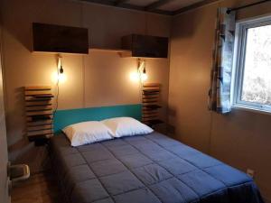 Postel nebo postele na pokoji v ubytování Camping 3 étoiles - ccbbbda