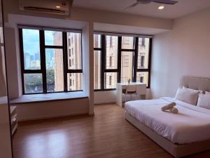 Postel nebo postele na pokoji v ubytování Ceylonz Suites by ROOMY