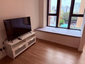 TV a/nebo společenská místnost v ubytování Ceylonz Suites by ROOMY