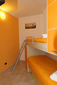 Una habitación con dos literas con paredes naranjas. en Casa Angy, en Galbino 10 fotos más