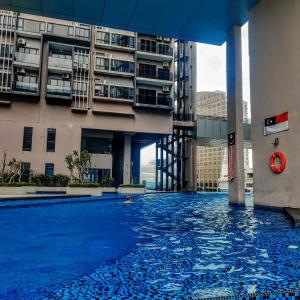 una piscina en medio de un edificio en Imperio Homestay by ENM GROUP, en Melaka 5 fotos más