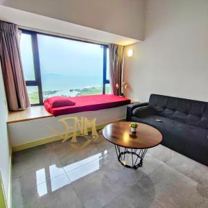 una sala de estar con un sofá y una mesa en Imperio Homestay by ENM GROUP, en Melaka