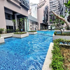 una piscina en una ciudad con agua azul en Imperio Homestay by ENM GROUP, en Melaka