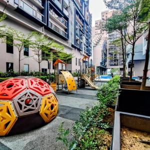 un parque infantil con equipo de juegos en una ciudad en Imperio Homestay by ENM GROUP, en Melaka