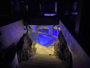 une vue aérienne d'un escalier avec une fenêtre et une plante dans l'établissement Sicilia Experience - Villa MeCla, à Trecastagni 2 autres photos