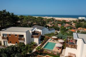 ラカノーにあるVilla Camelia Jacuzzi vue merのプール付きの家の航空写真