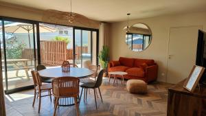 ラカノーにあるVilla Camelia Jacuzzi vue merのテーブルとソファのあるリビングルーム