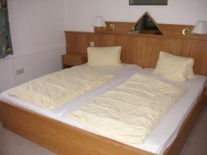 Una cama o camas en una habitación de HOTEL Jerolitsch