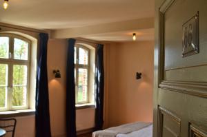 Ein Bett oder Betten in einem Zimmer der Unterkunft An Den Wiesen Gasthaus am Finowkanal