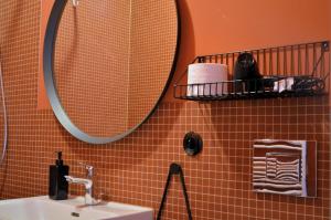 ein Badezimmer mit Waschbecken und Spiegel in der Unterkunft An Den Wiesen Gasthaus am Finowkanal in Wandlitz