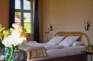 Ein Bett oder Betten in einem Zimmer der Unterkunft An Den Wiesen Gasthaus am Finowkanal