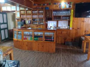 eine Bar in einem Restaurant mit Holzwänden in der Unterkunft Mountain View Lodge in Lukla