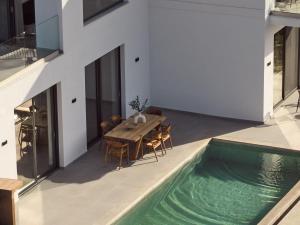 ザキントスにあるAkra Villa, a Cliffside Escape with Pure SeaViews, By ThinkVillaのダイニングルーム(テーブル付)、スイミングプール