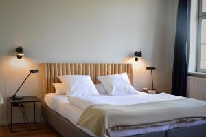 Ein Bett oder Betten in einem Zimmer der Unterkunft An Den Wiesen Gasthaus am Finowkanal