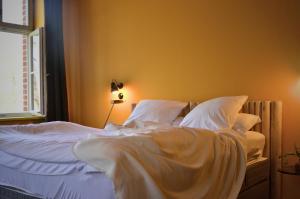 Ein Bett oder Betten in einem Zimmer der Unterkunft An Den Wiesen Gasthaus am Finowkanal