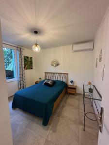 Katil atau katil-katil dalam bilik di Pretty harbour house with garden +9 gambar