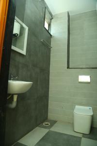 een badkamer met een wastafel en een toilet bij S M Residency in Tiruppūr +18 foto's