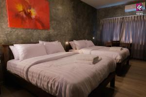 Postel nebo postele na pokoji v ubytování วิลลา วาดี แม่กำปอง Villa Vadee Maekampong
