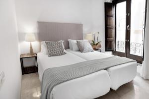 Postel nebo postele na pokoji v ubytování Suites Campo del Príncipe