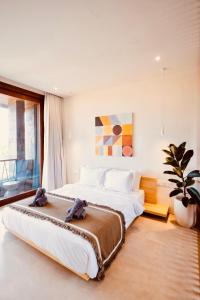TheHub Pererenan Coworking, Pool and Rooftop客房内的一张或多张床位