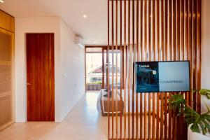 TheHub Pererenan Coworking, Pool and Rooftop的电视和/或娱乐中心