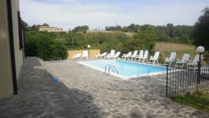 basen z leżakami i basenem w obiekcie Casa vacanza montecapino w mieście Chiusdino