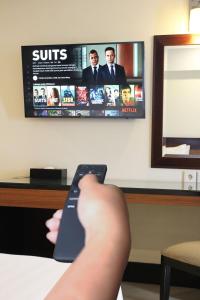 TV a/nebo společenská místnost v ubytování Hotel Santika Premiere Semarang