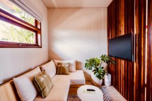 TheHub Pererenan Coworking, Pool and Rooftop的电视和/或娱乐中心