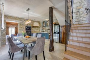 a kitchen and dining room with a table and chairs at Casa Emilia in Sveti Donat in Buzet
