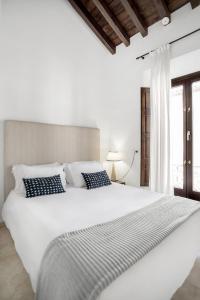 Postel nebo postele na pokoji v ubytování Suites Campo del Príncipe