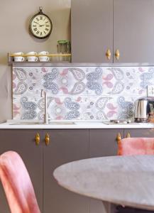 A cozinha ou kitchenette de Guesthouse of Manoni Ratiani