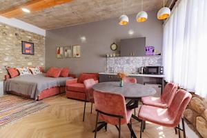 um quarto com uma cama, uma mesa e cadeiras em Guesthouse of Manoni Ratiani em Mestia