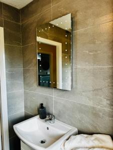 Ένα μπάνιο στο Manchester Stay Hub - 2BR with Free Parking, Near Airport & Attractions
