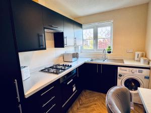Η κουζίνα ή μικρή κουζίνα στο Manchester Stay Hub - 2BR with Free Parking, Near Airport & Attractions