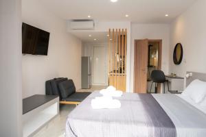 a hotel room with a bed and a living room at Filoxenia cozynest in Marmari