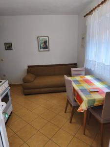 Apartmani Ladaにあるキッチンまたは簡易キッチン +2枚の写真