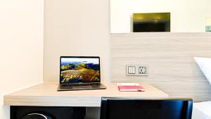 TV i/ili multimedijalni sistem u objektu Red Planet Davao