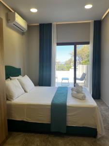 Un dormitorio con una cama con vista a un patio. en Emerald home, en Ixia