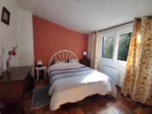 een slaapkamer met een bed en een raam bij Villa de la fontaine vue mer in Paimpol