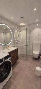 レーヌにあるReine Brygga Apartmentsのバスルーム(洗濯機、トイレ付)