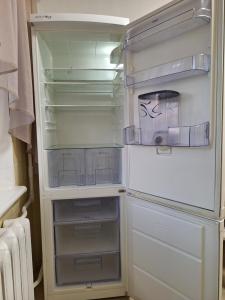 un frigorifero vuoto con la porta aperta in una cucina di Трикімнатна квартира з 4 ліжками біля Перинатального центру a Poltava