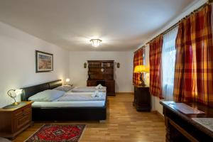 a bedroom with a bed and a dresser in it at Großraumappartement mit Gartenterrasse in Salzburg