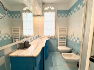 オスペダレッティにあるLa villa al mareの青と白のバスルーム(洗面台、トイレ付) +19枚の写真