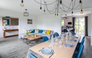 Χώρος καθιστικού στο 4 Bedroom Stunning Home In Cancale