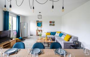 Χώρος καθιστικού στο 4 Bedroom Stunning Home In Cancale