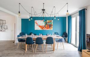 Χώρος καθιστικού στο 4 Bedroom Stunning Home In Cancale