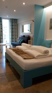 een slaapkamer met 3 bedden in een kamer bij Kabine 7 in Koksijde